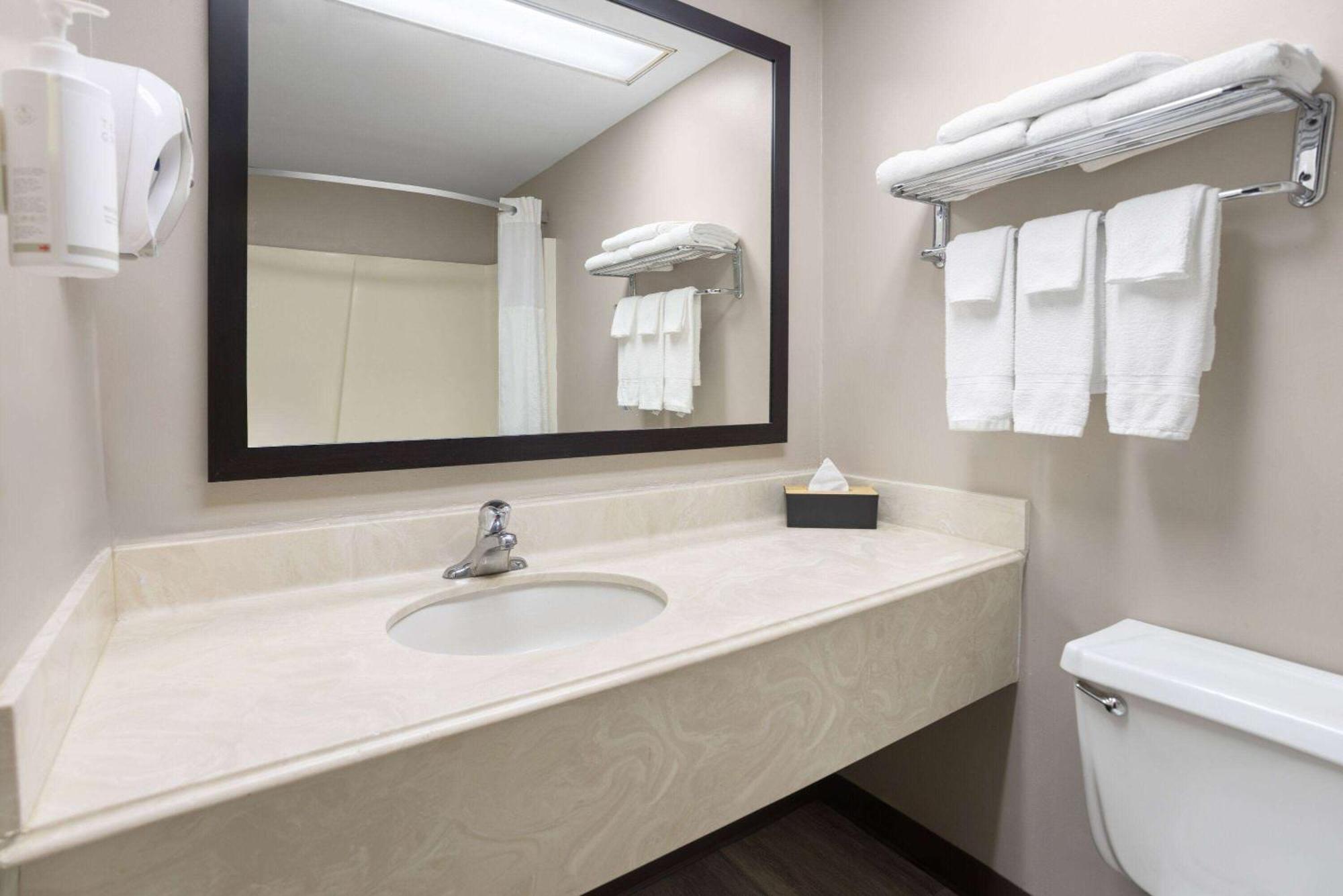 ซูเปอร์ 8 บาย วินด์แฮม เฮนเรียตตา/โรเชสเตอร์ แอเรีย Hotel ภายนอก รูปภาพ